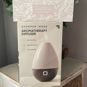 Essential oil diffuser with essential oils. NWT